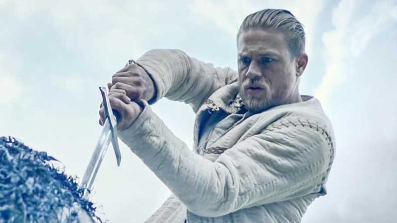 king-arthur-il-potere-della-spada-recensione-1